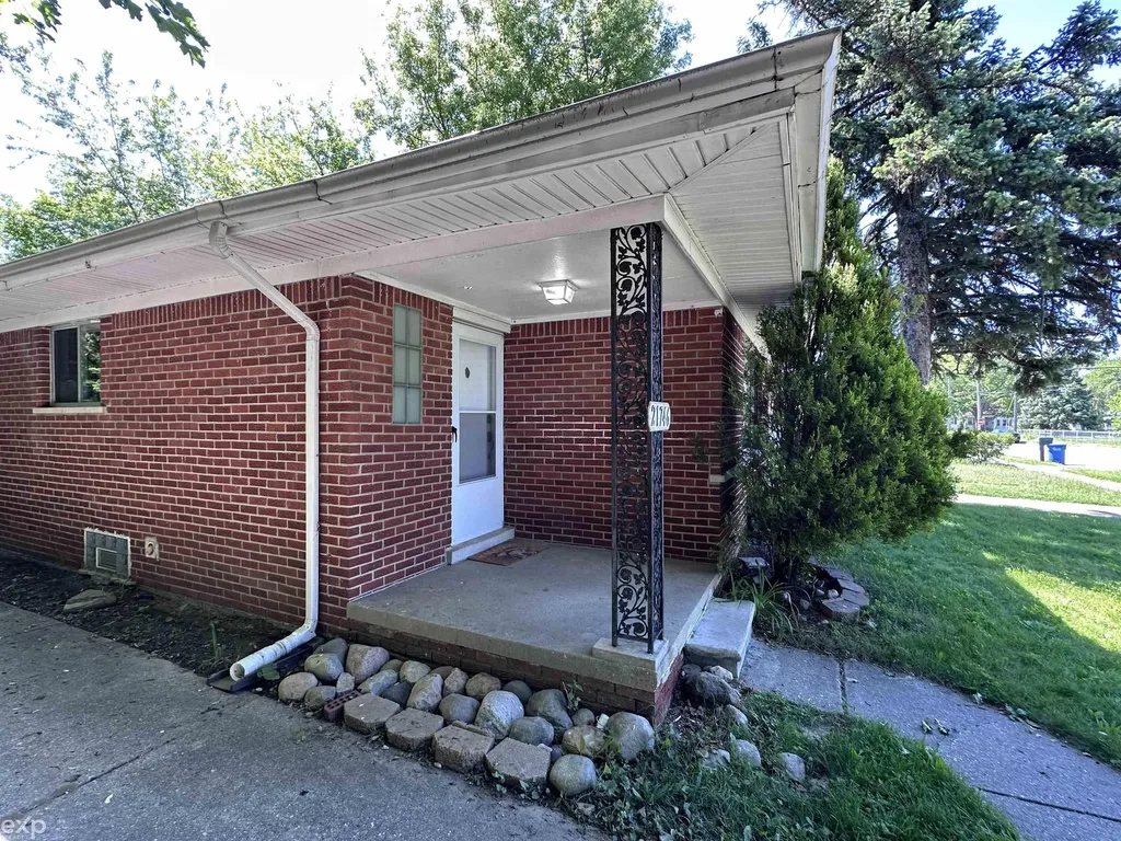 21746 Wellington Avenue Warren City MI 48089