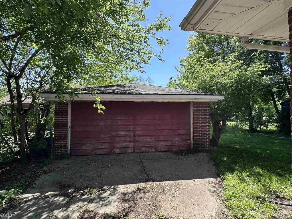 21746 Wellington Avenue Warren City MI 48089