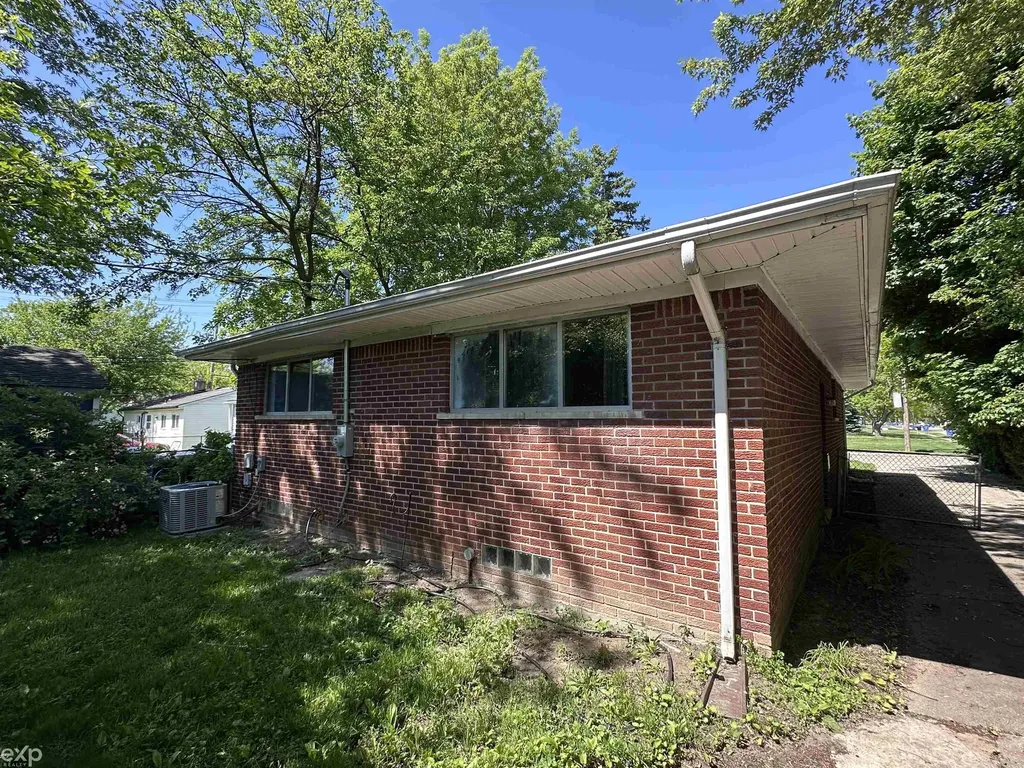 21746 Wellington Avenue Warren City MI 48089