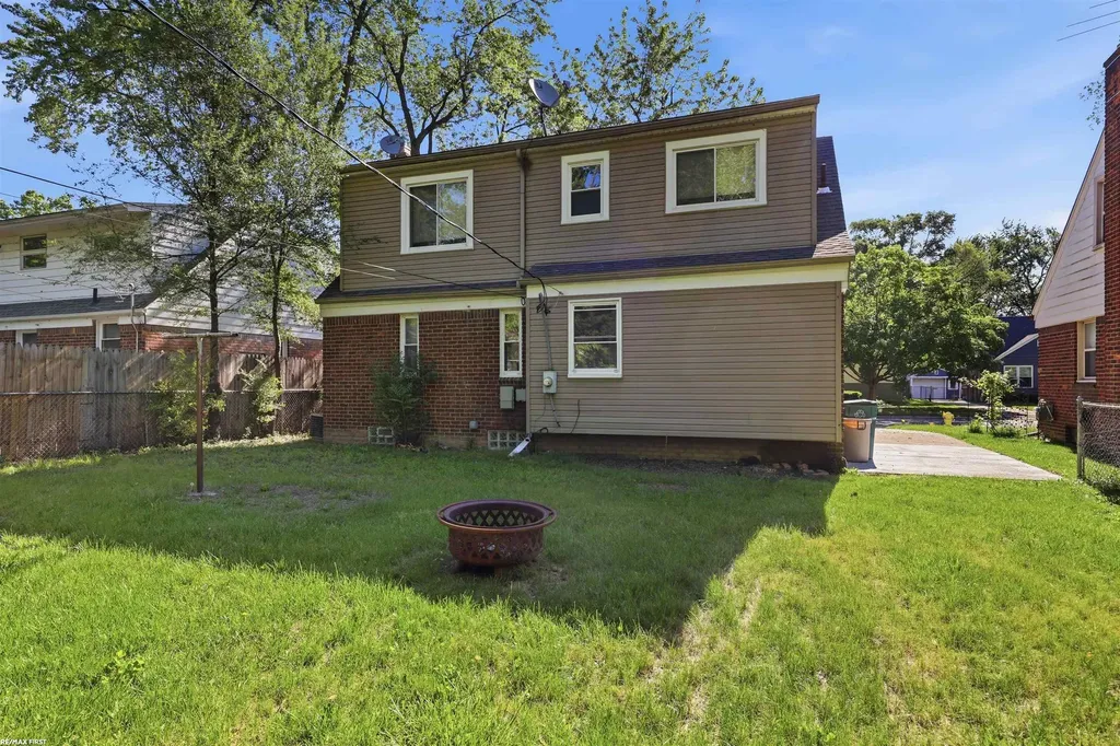 23221 Oneida Street Oak Park City MI 48237