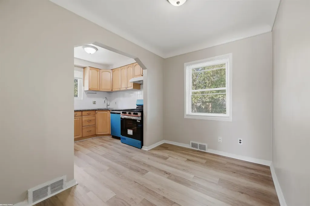 23221 Oneida Street Oak Park City MI 48237