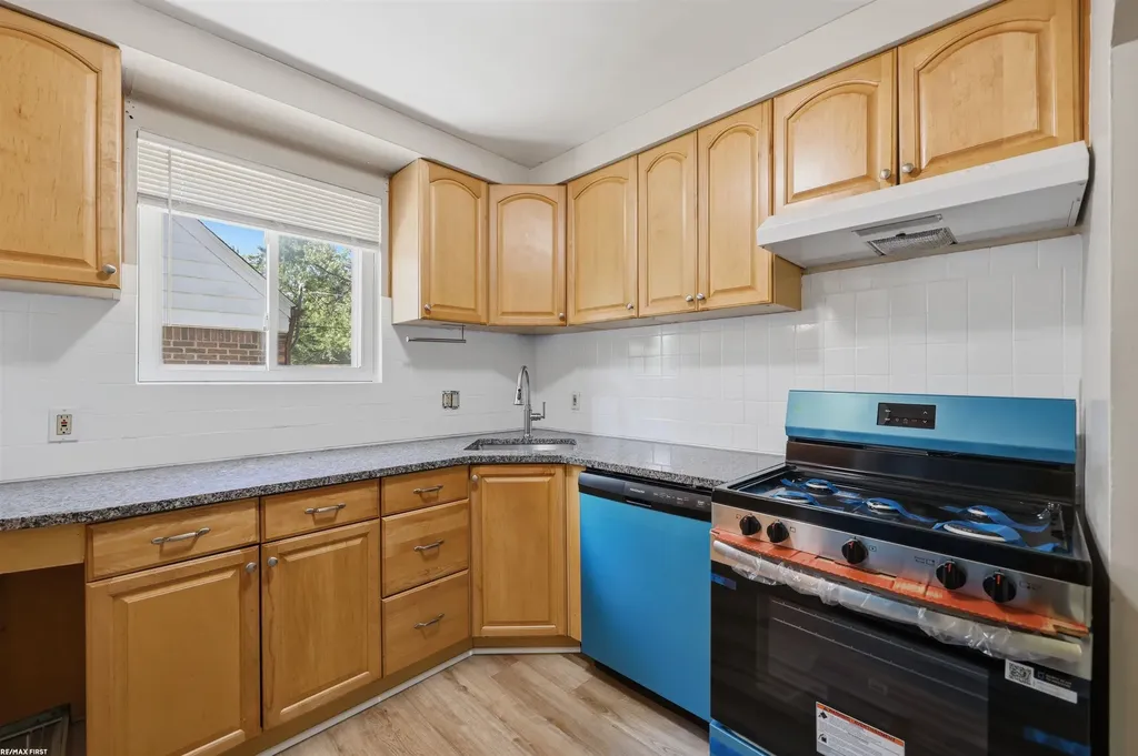23221 Oneida Street Oak Park City MI 48237