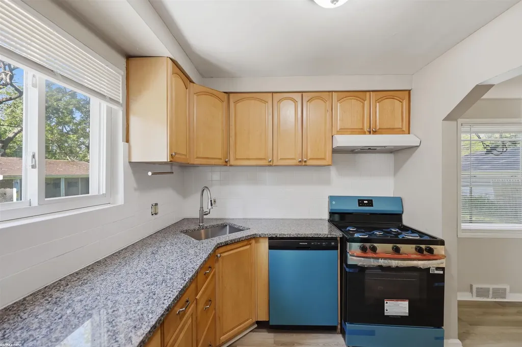 23221 Oneida Street Oak Park City MI 48237