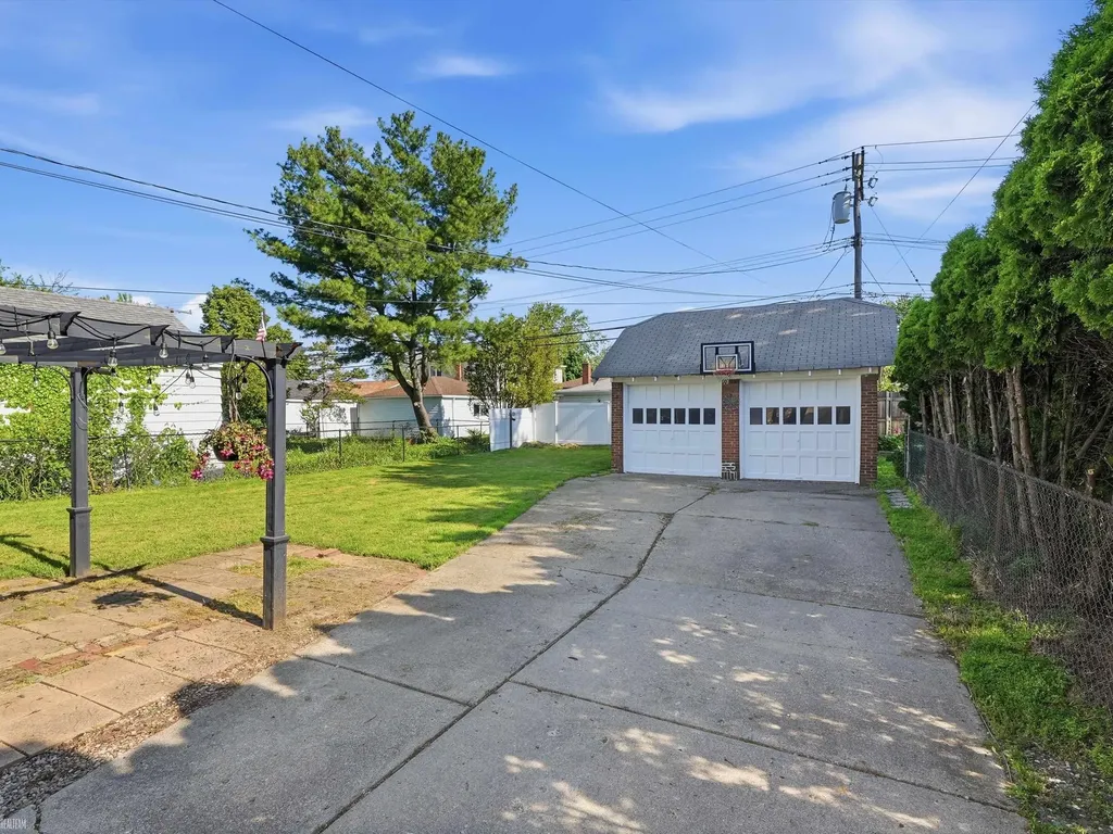 22823 Visnaw Street St. Clair Shores City MI 48081