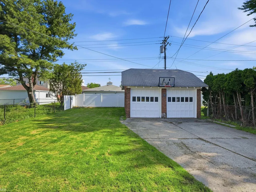 22823 Visnaw Street St. Clair Shores City MI 48081