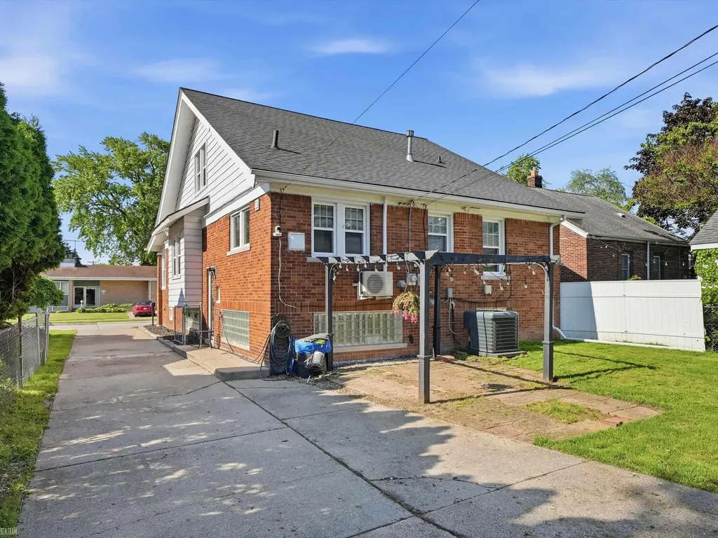 22823 Visnaw Street St. Clair Shores City MI 48081