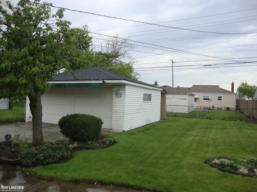 26371 Bryan Street Roseville City MI 48066