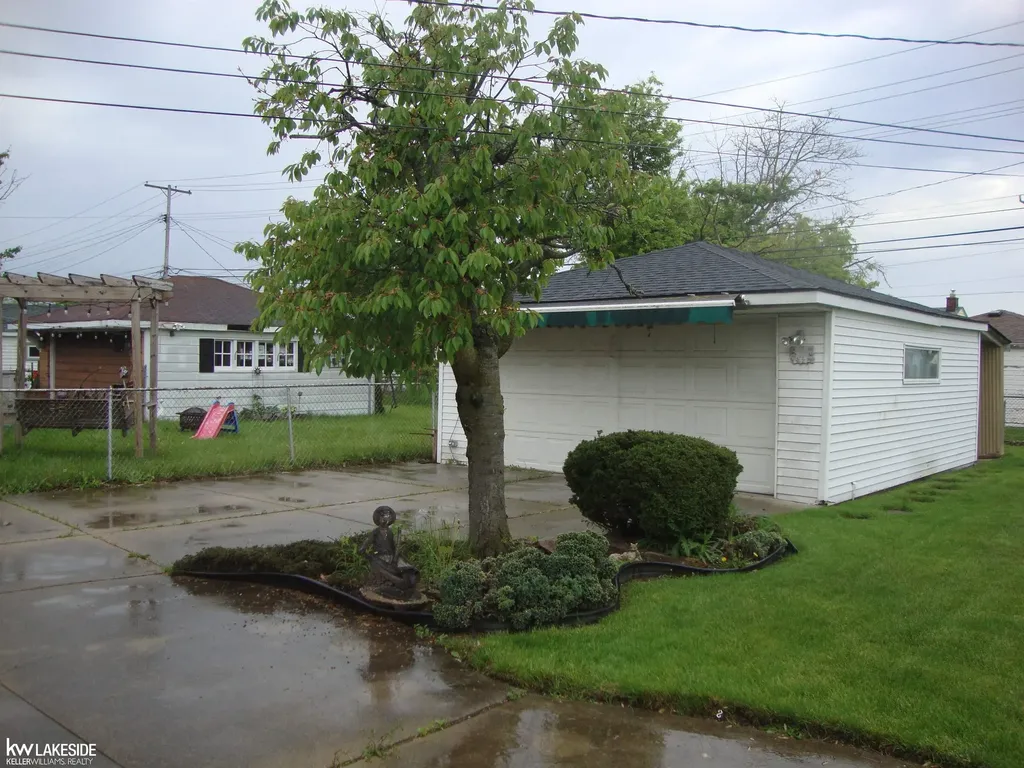 26371 Bryan Street Roseville City MI 48066