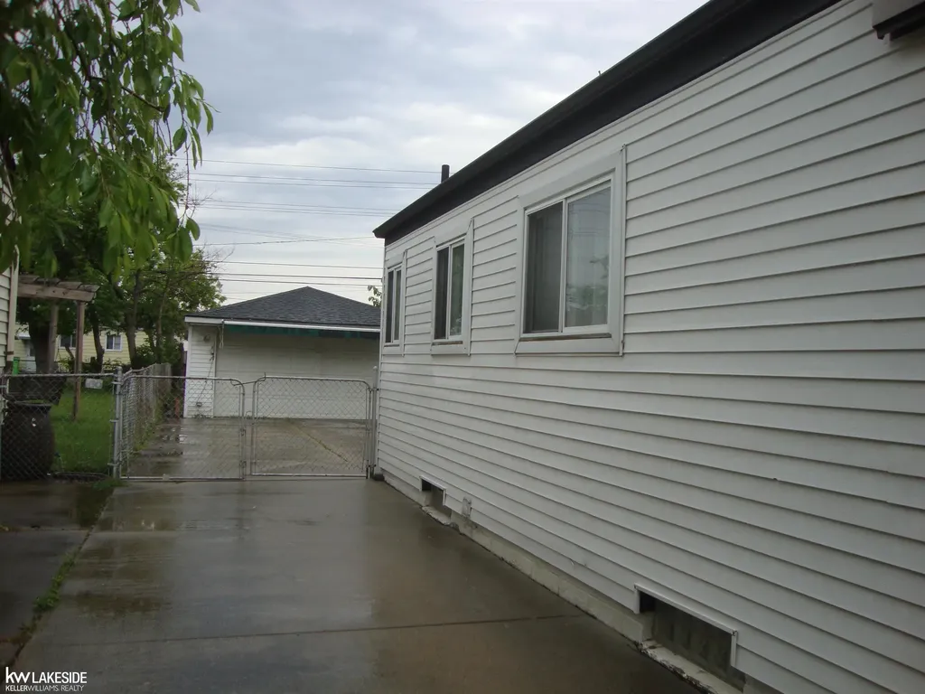26371 Bryan Street Roseville City MI 48066