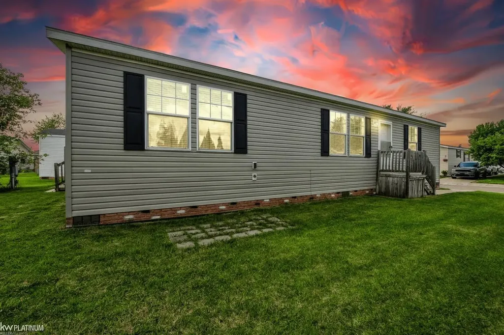 17128 Scarborough Drive Macomb Township MI 48044