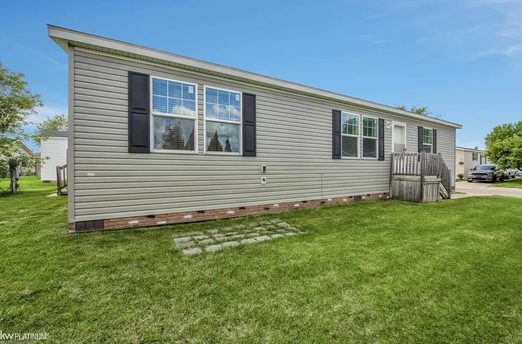 17128 Scarborough Drive Macomb Township MI 48044