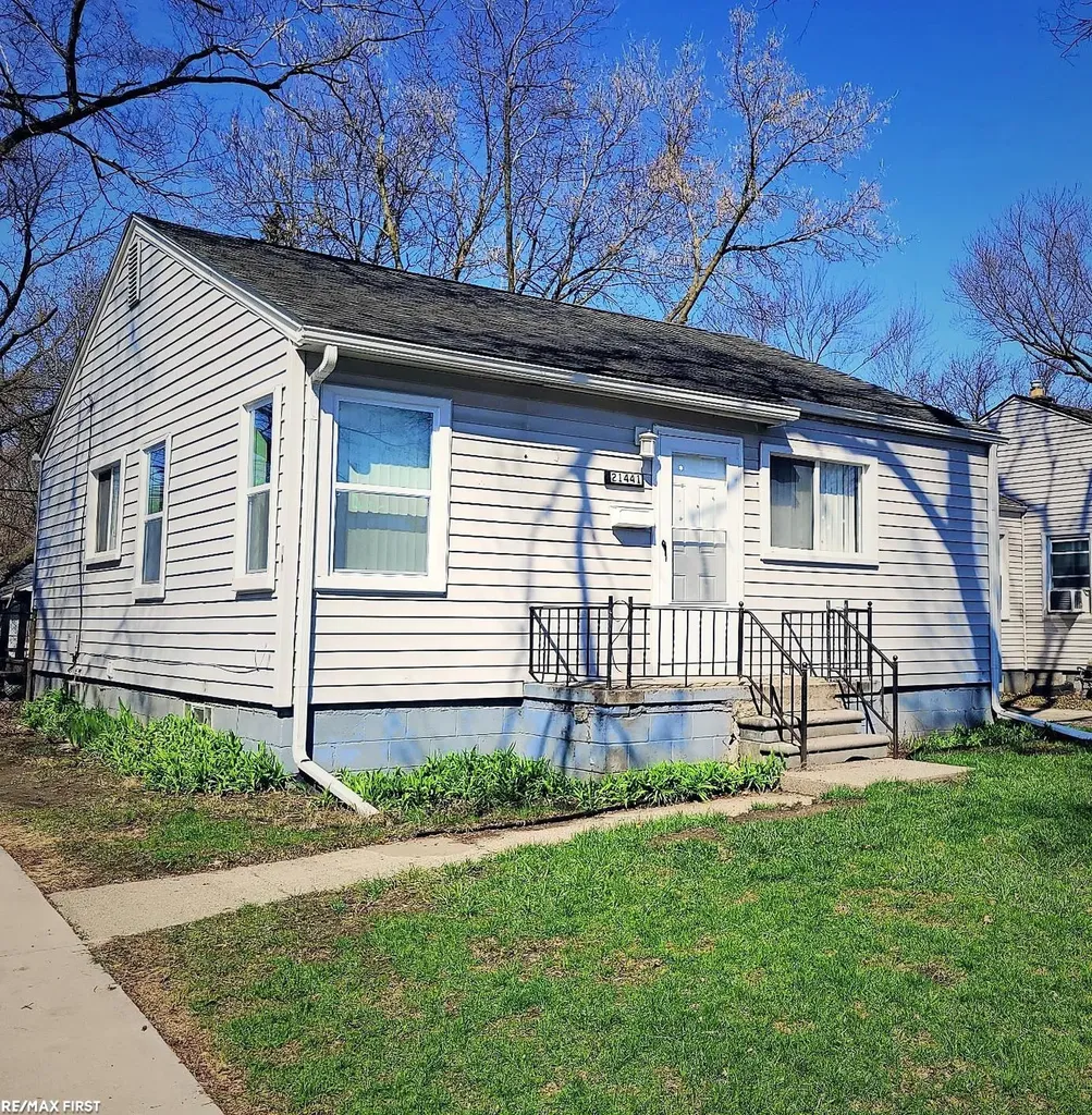 21441 Atlantic Av Avenue Warren City MI 48091