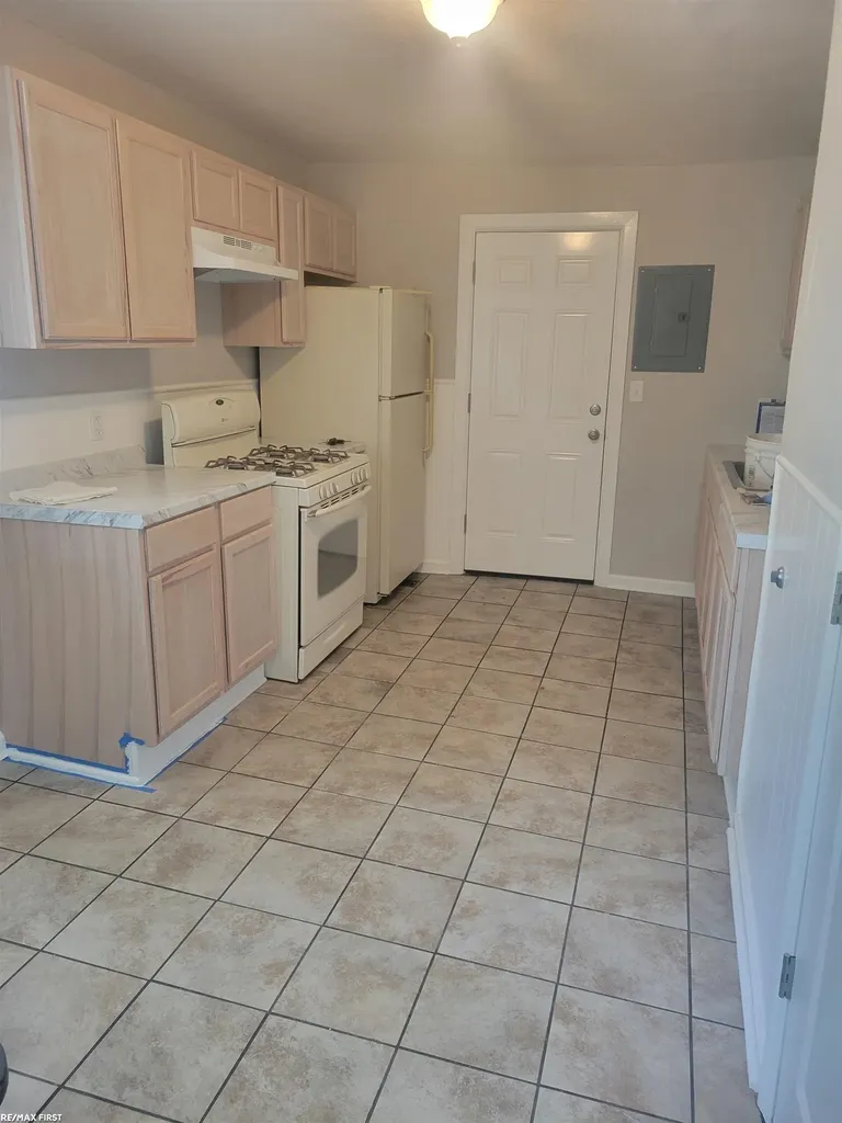 21441 Atlantic Av Avenue Warren City MI 48091