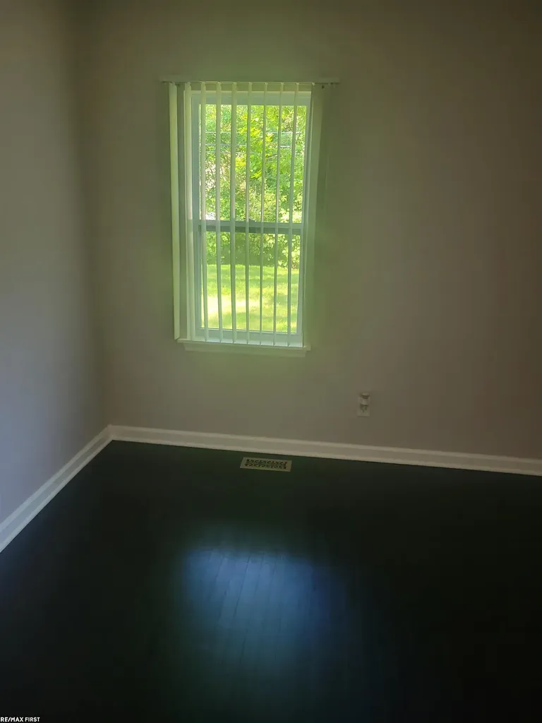 21441 Atlantic Av Avenue Warren City MI 48091