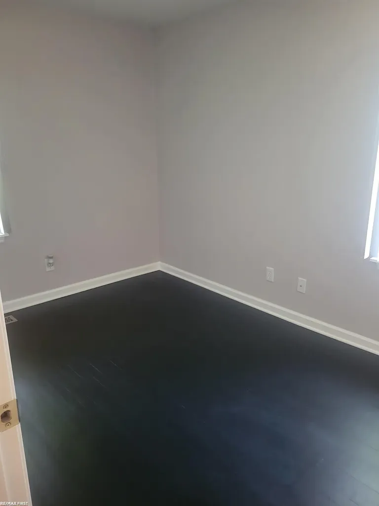 21441 Atlantic Av Avenue Warren City MI 48091