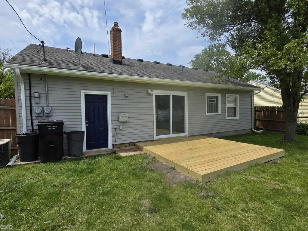 27260 Woodmont Street Roseville City MI 48066