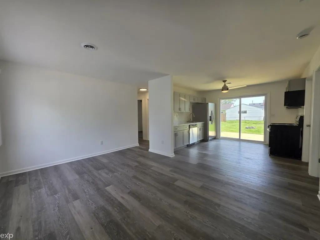 27260 Woodmont Street Roseville City MI 48066