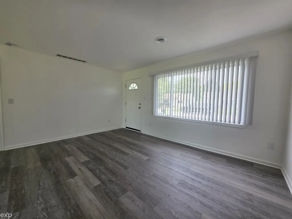 27260 Woodmont Street Roseville City MI 48066