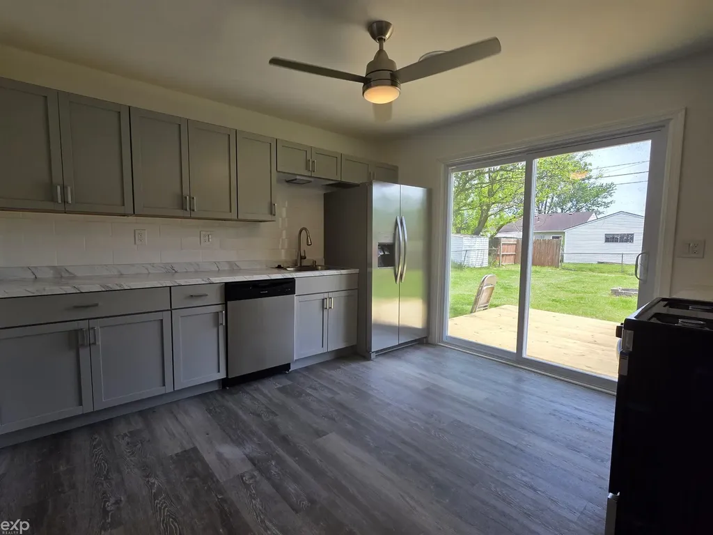27260 Woodmont Street Roseville City MI 48066