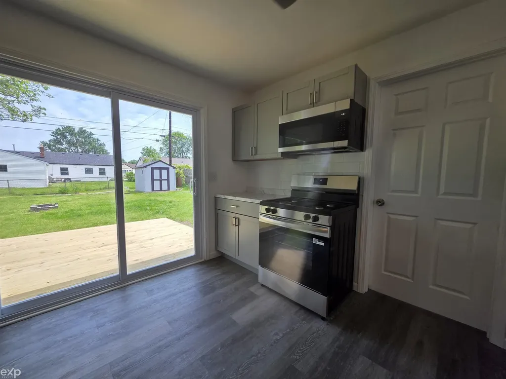 27260 Woodmont Street Roseville City MI 48066