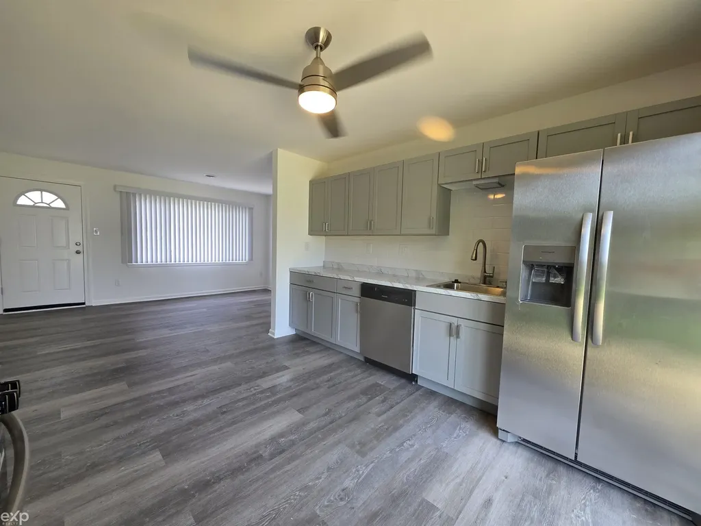 27260 Woodmont Street Roseville City MI 48066
