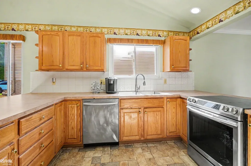 13867 Tefft Drive Warren City MI 48088
