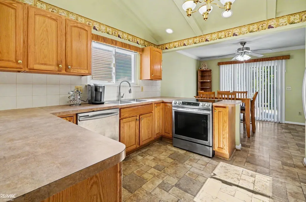 13867 Tefft Drive Warren City MI 48088