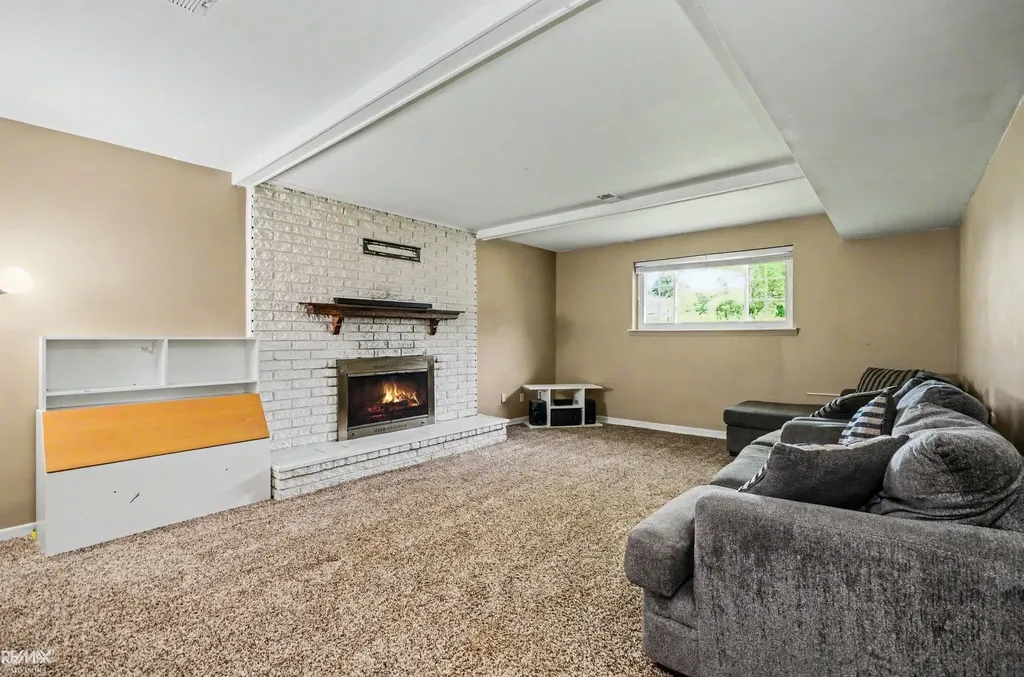 13867 Tefft Drive Warren City MI 48088