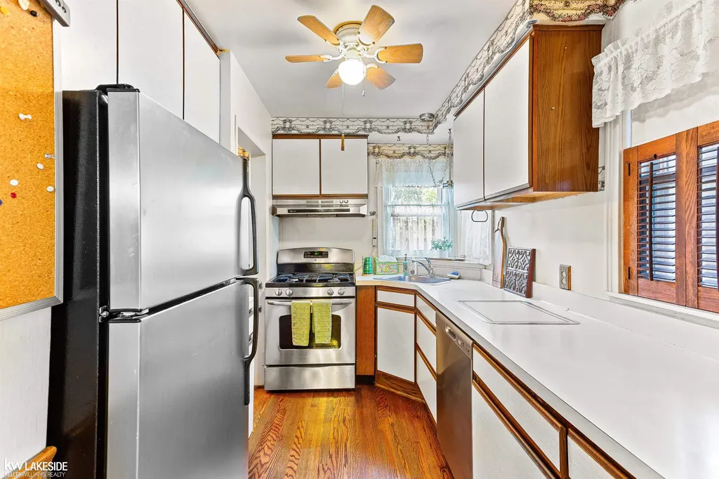 1992 Thomas Avenue Berkley City MI 48072