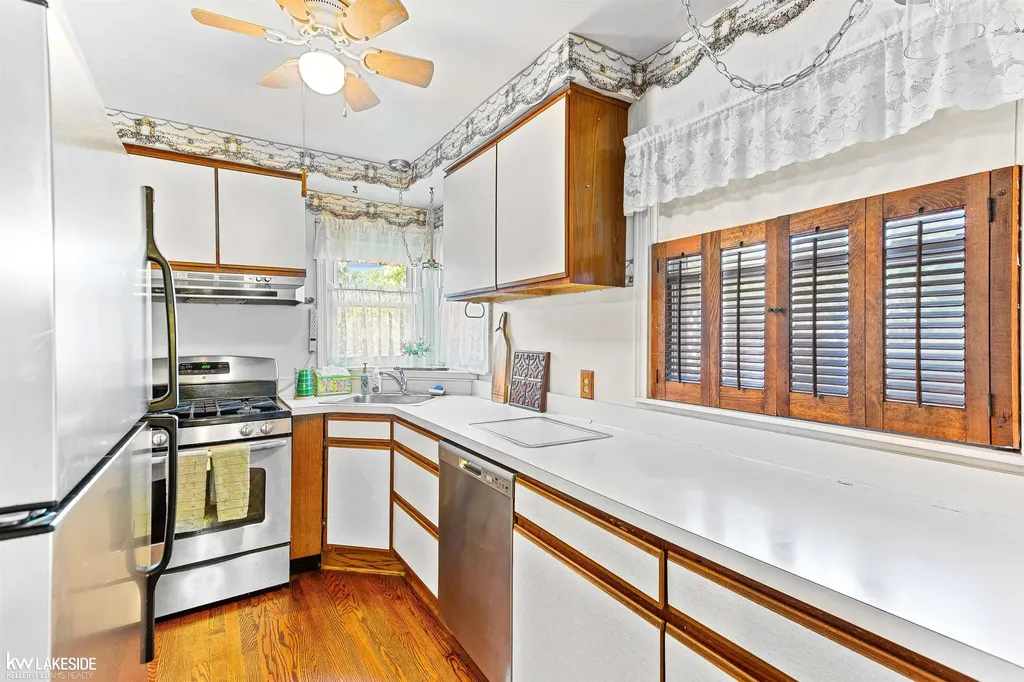 1992 Thomas Avenue Berkley City MI 48072