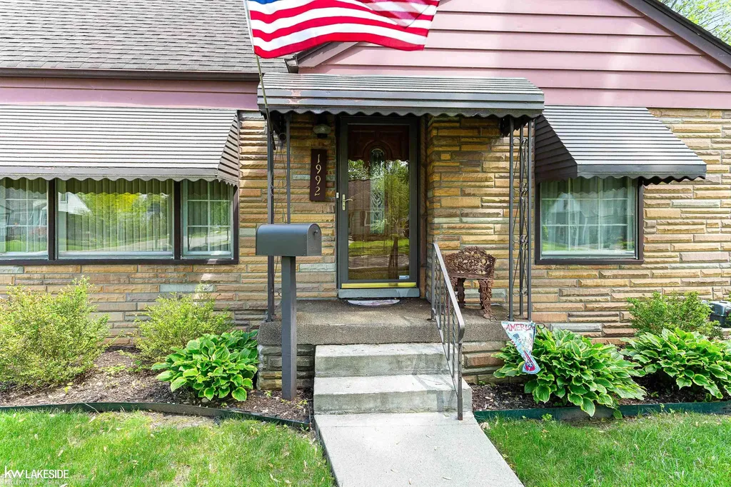 1992 Thomas Avenue Berkley City MI 48072