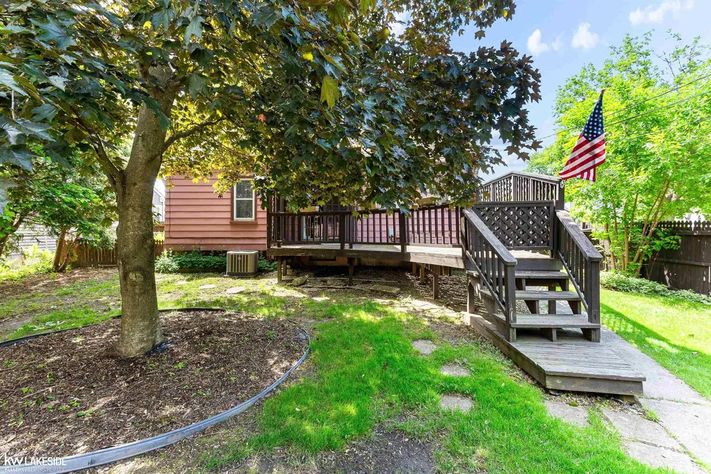 1992 Thomas Avenue Berkley City MI 48072