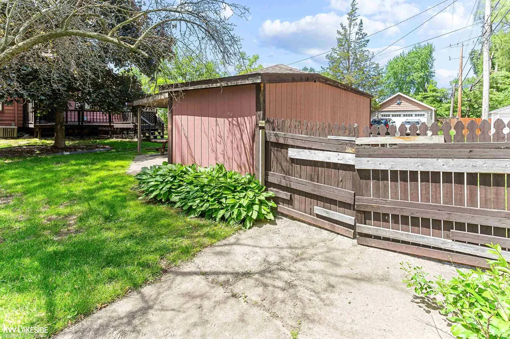 1992 Thomas Avenue Berkley City MI 48072