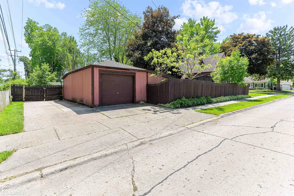 1992 Thomas Avenue Berkley City MI 48072