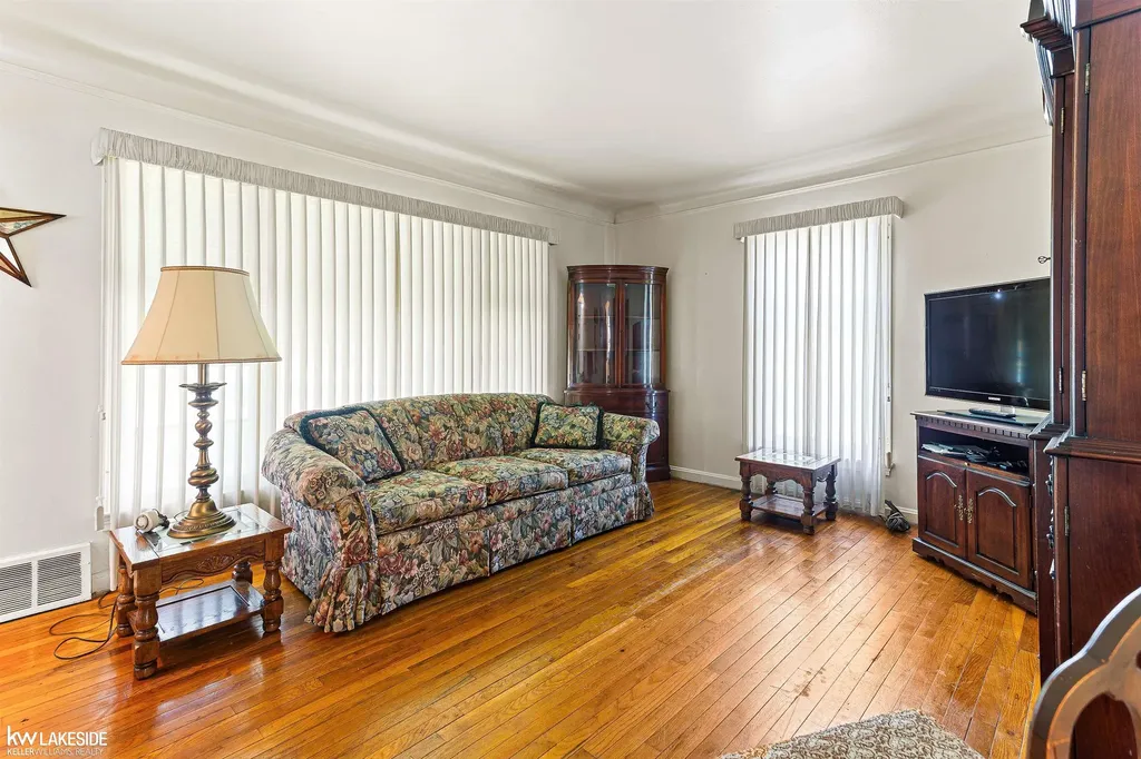 1992 Thomas Avenue Berkley City MI 48072