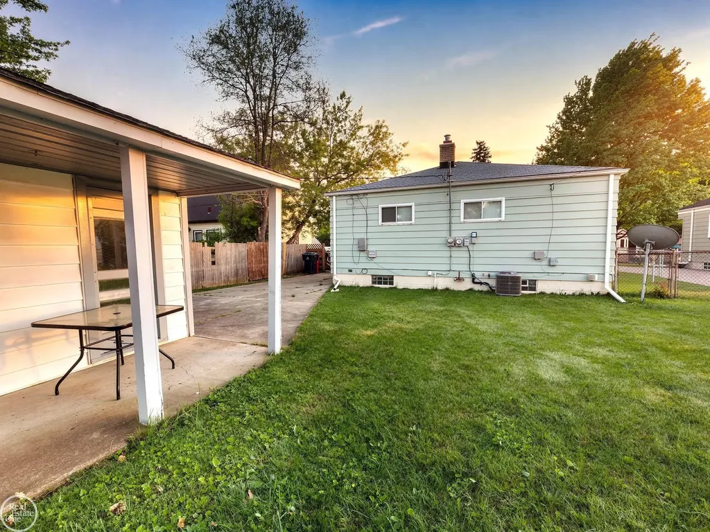 17901 Peters Street Roseville City MI 48066