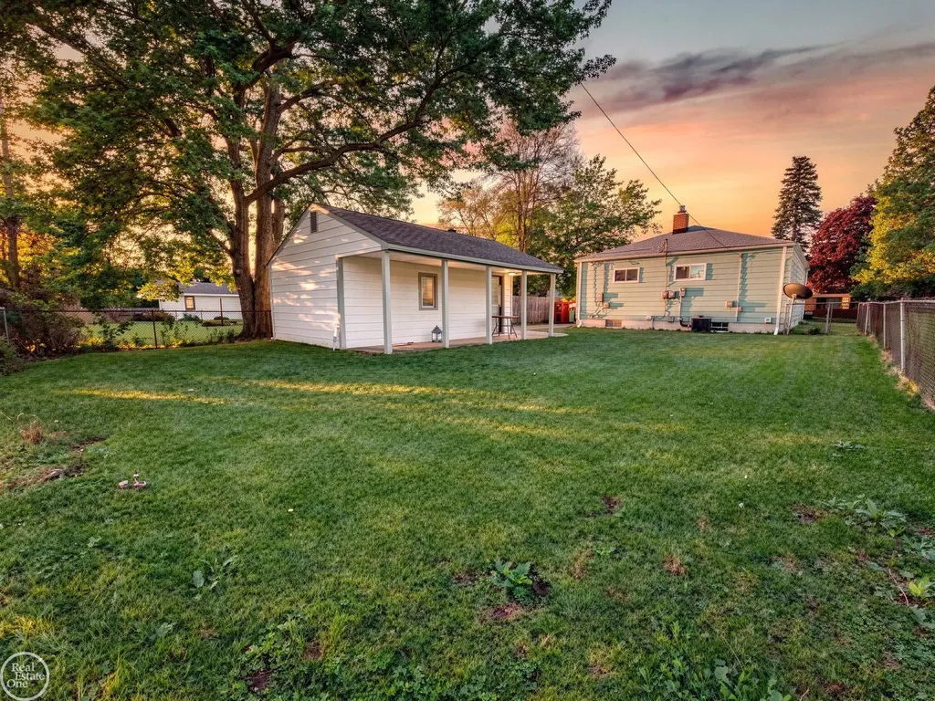 17901 Peters Street Roseville City MI 48066