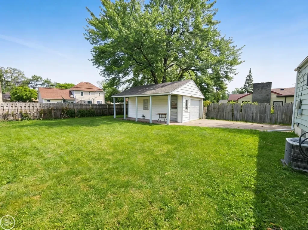 17901 Peters Street Roseville City MI 48066