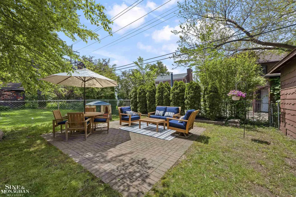 1231 Grayton Street Grosse Pointe Park City MI 48230