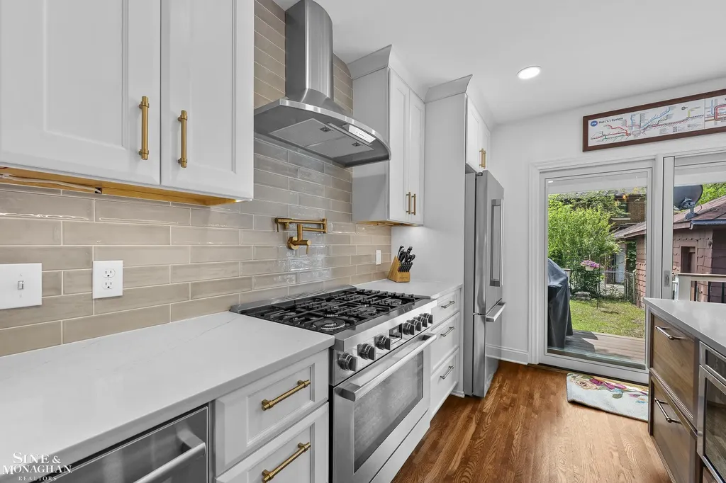 1231 Grayton Street Grosse Pointe Park City MI 48230