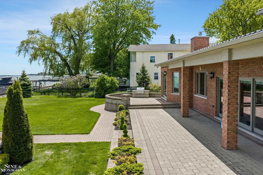 28908 Jefferson Avenue St. Clair Shores City MI 48081