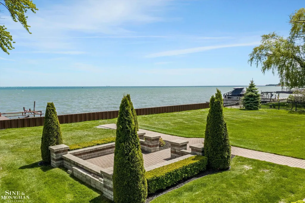 28908 Jefferson Avenue St. Clair Shores City MI 48081