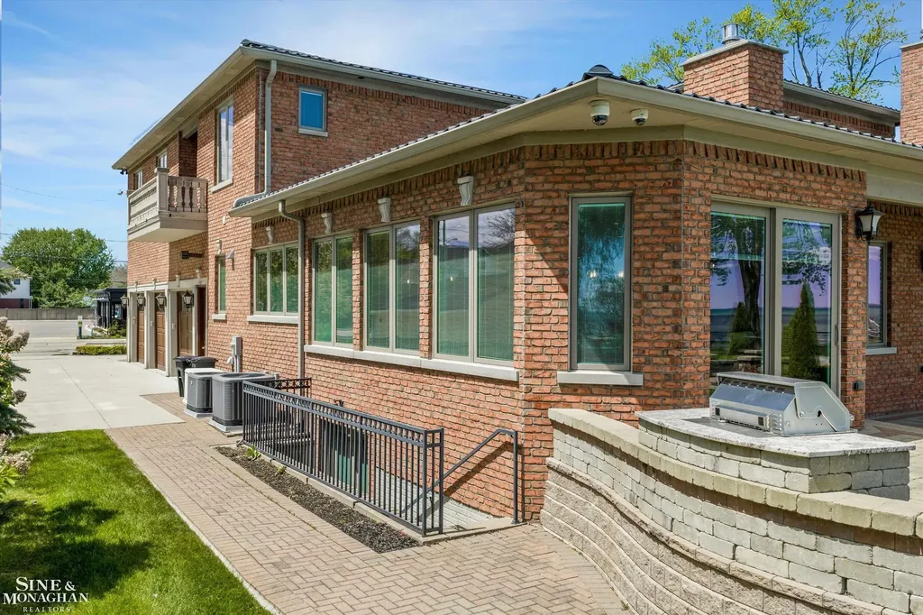 28908 Jefferson Avenue St. Clair Shores City MI 48081