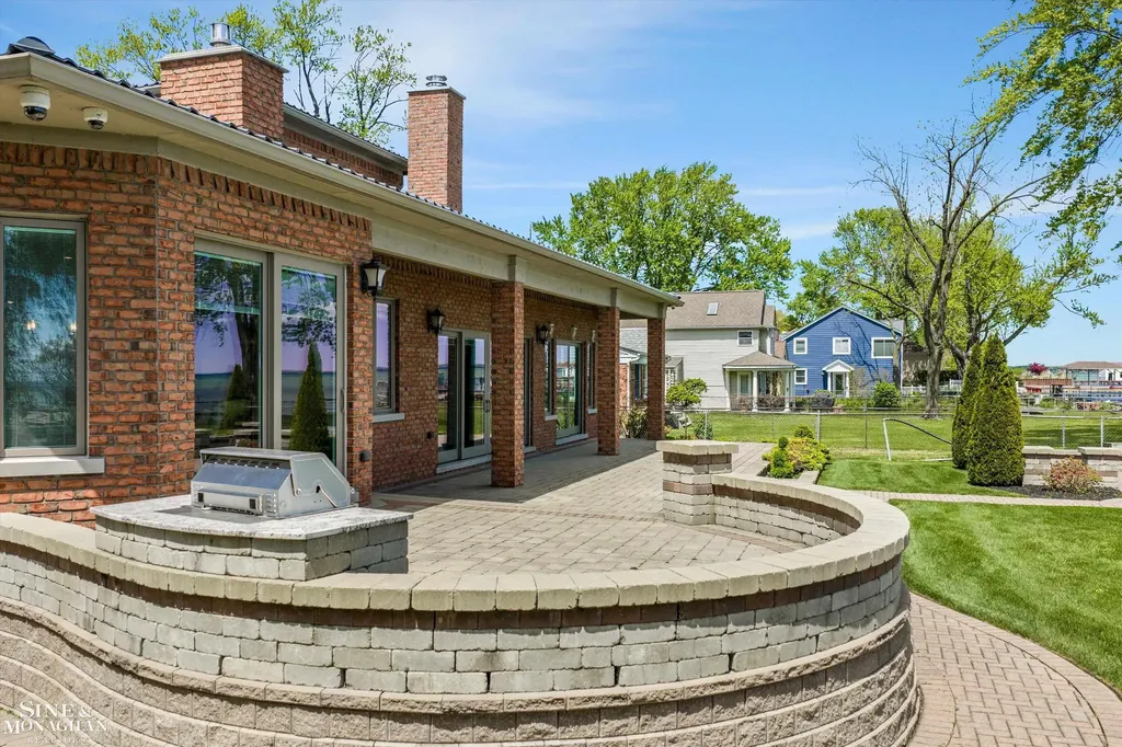 28908 Jefferson Avenue St. Clair Shores City MI 48081