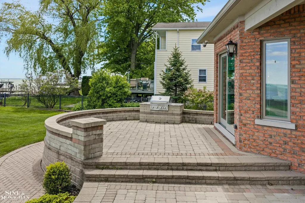 28908 Jefferson Avenue St. Clair Shores City MI 48081