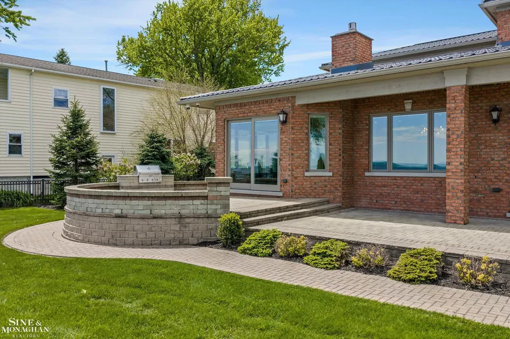 28908 Jefferson Avenue St. Clair Shores City MI 48081