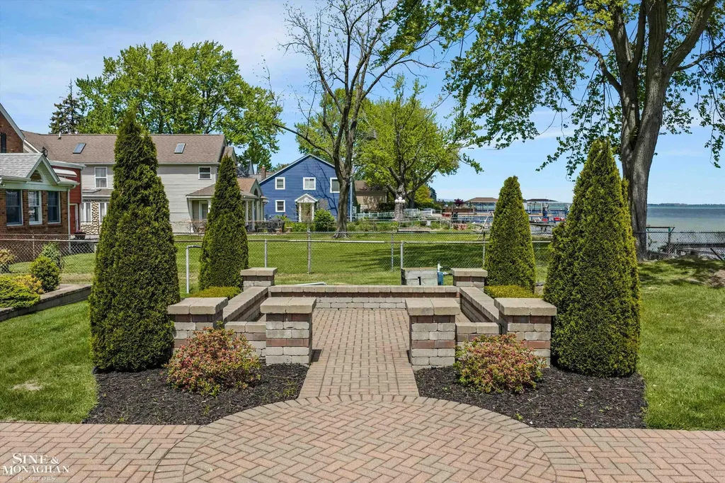 28908 Jefferson Avenue St. Clair Shores City MI 48081
