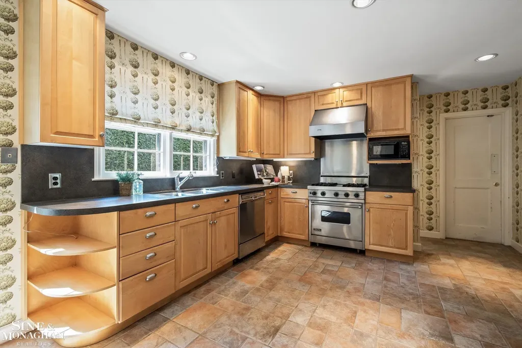 1023 Harvard Road Grosse Pointe Park City MI 48230