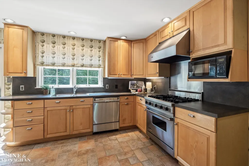 1023 Harvard Road Grosse Pointe Park City MI 48230