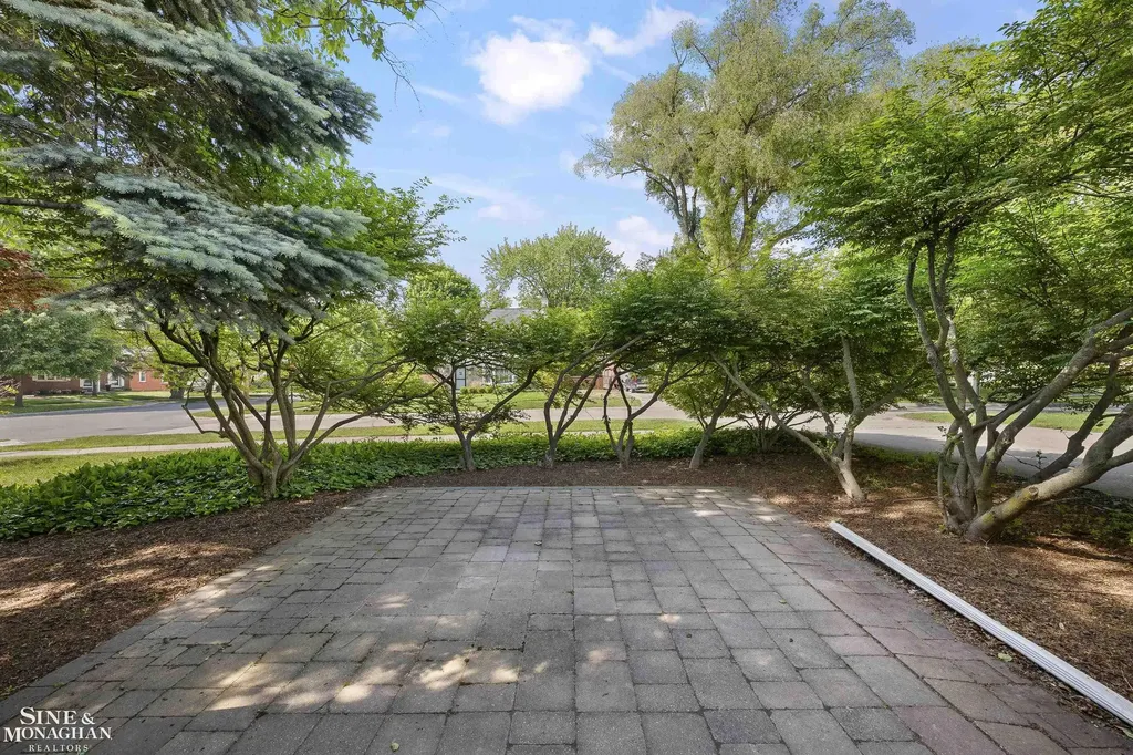 319 Kercheval Avenue Grosse Pointe Farms City MI 48236